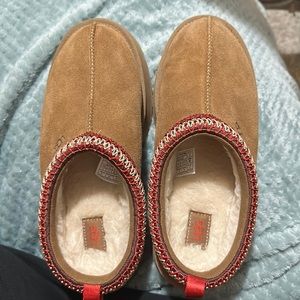 UGG Tazz Shoes size 6 in kid’s and 7 in women’s.